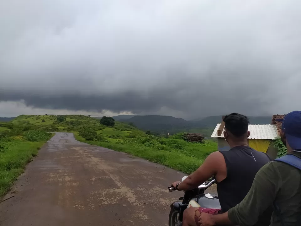 Photo of OASIS BEHIND CLOUDS (SALHER FORT)#roadtrip#salherfort#moonsoon#friends#trips#goodvibes#crazyfriends by Nirav Dhimmar