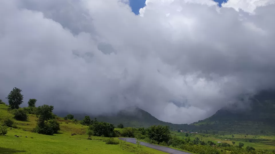 Photo of OASIS BEHIND CLOUDS (SALHER FORT)#roadtrip#salherfort#moonsoon#friends#trips#goodvibes#crazyfriends by Nirav Dhimmar