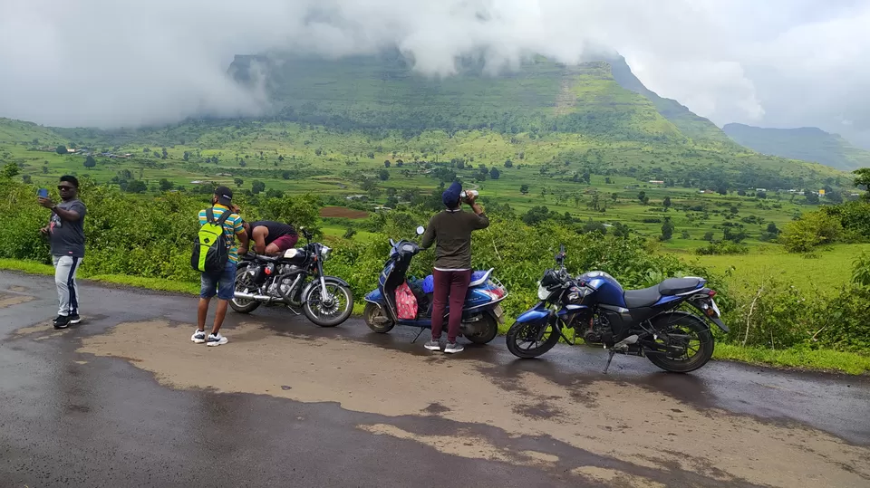 Photo of OASIS BEHIND CLOUDS (SALHER FORT)#roadtrip#salherfort#moonsoon#friends#trips#goodvibes#crazyfriends by Nirav Dhimmar