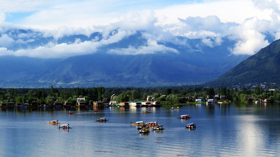 Photo of A shikara ride to the floating villages of Srinagar 10/10 by The Compulsive Traveller