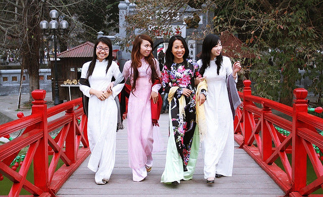 Photo of 9 Stunning Traditional Dresses In The World That You Should Wear Atleast Once 14/19 by Priyam Bagga