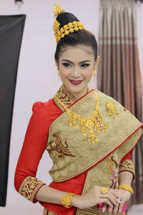 Photo of 9 Stunning Traditional Dresses In The World That You Should Wear Atleast Once 17/19 by Priyam Bagga