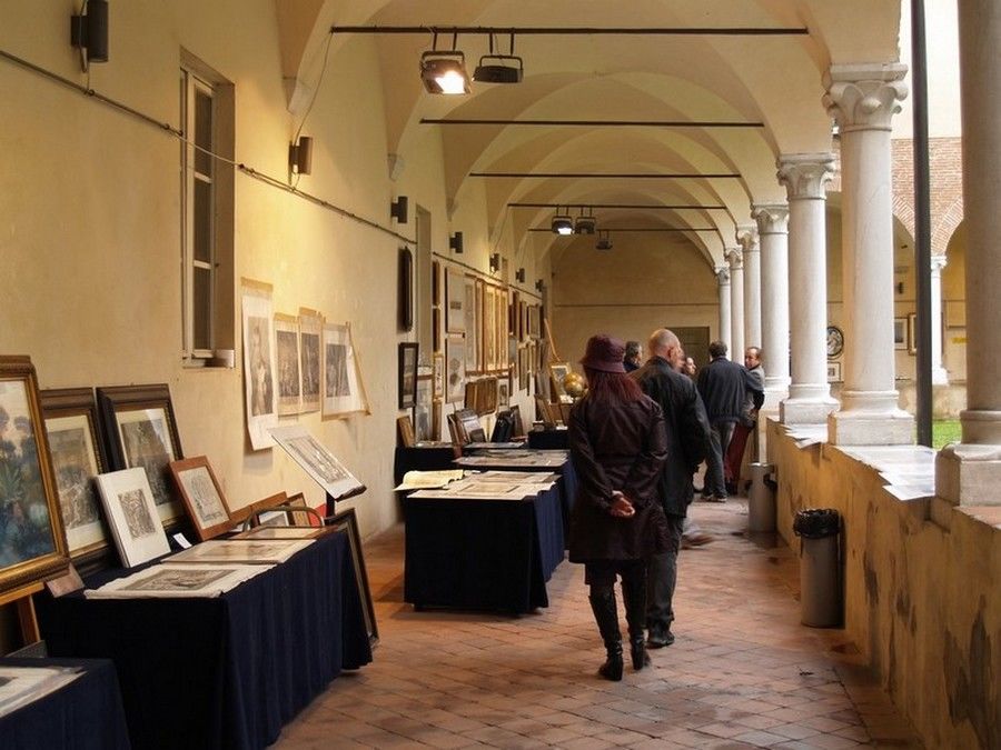 Photo of Here is where you can find the best second-hand book markets of the world! 10/13 by Priyam Bagga