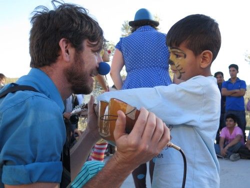 Photo of This Video Of Clowns Cheering Up Syrian Refugees Is The Most Heartwarming Thing You Will See Today 2/3 by Disha Kapkoti