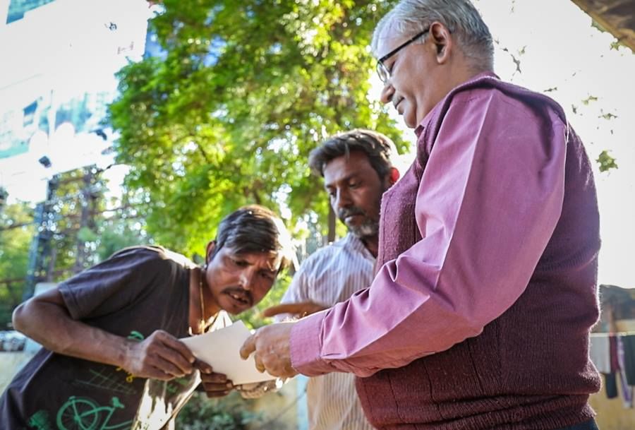 Photo of Australian Travelers Played Secret Santa to a Homeless Girl in India and Changed Her Life Forever 7/24 by Sreshti Verma