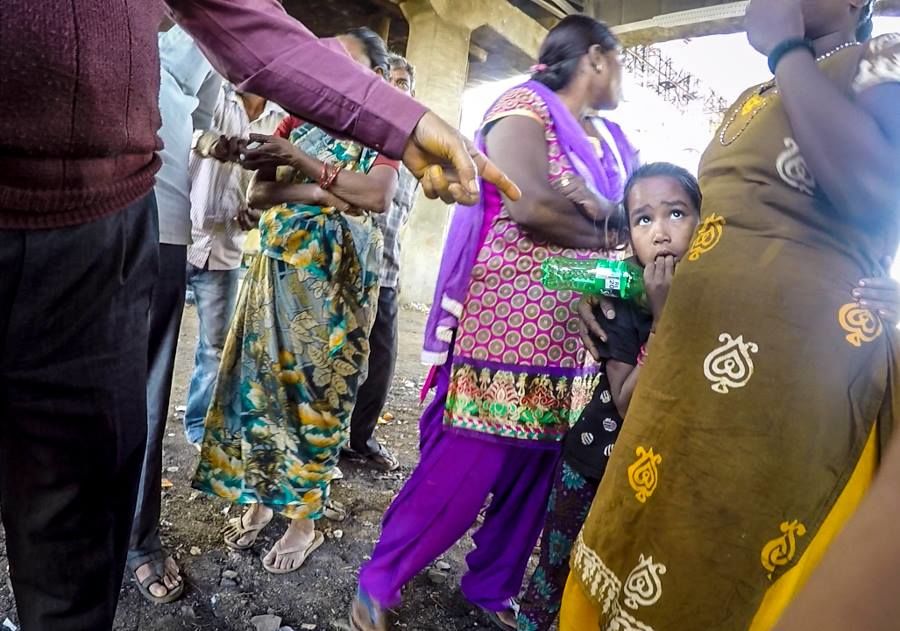 Photo of Australian Travelers Played Secret Santa to a Homeless Girl in India and Changed Her Life Forever 10/24 by Sreshti Verma