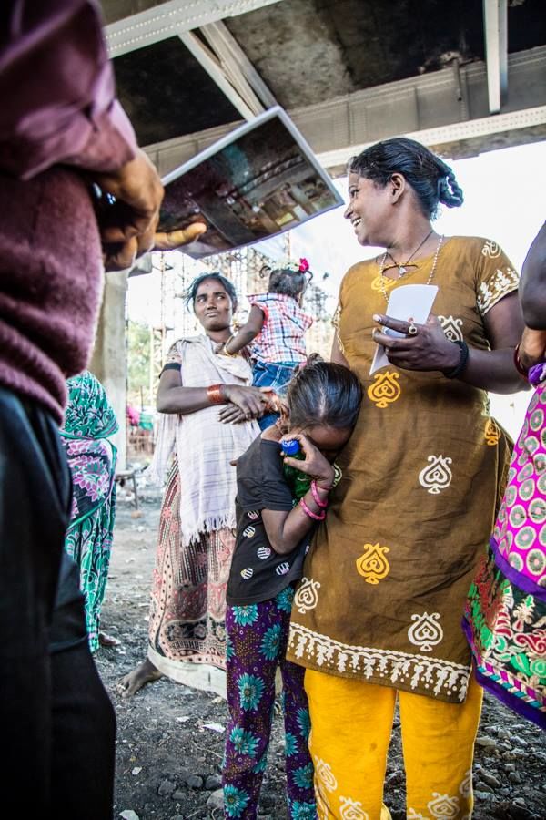Photo of Australian Travelers Played Secret Santa to a Homeless Girl in India and Changed Her Life Forever 11/24 by Sreshti Verma