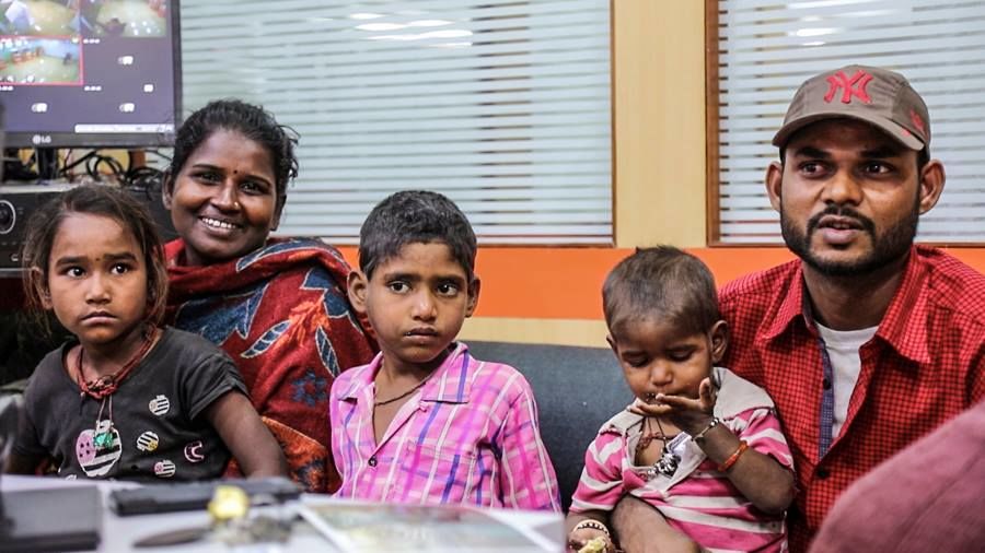 Photo of Australian Travelers Played Secret Santa to a Homeless Girl in India and Changed Her Life Forever 14/24 by Sreshti Verma