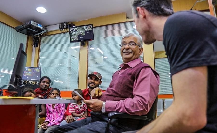 Photo of Australian Travelers Played Secret Santa to a Homeless Girl in India and Changed Her Life Forever 15/24 by Sreshti Verma