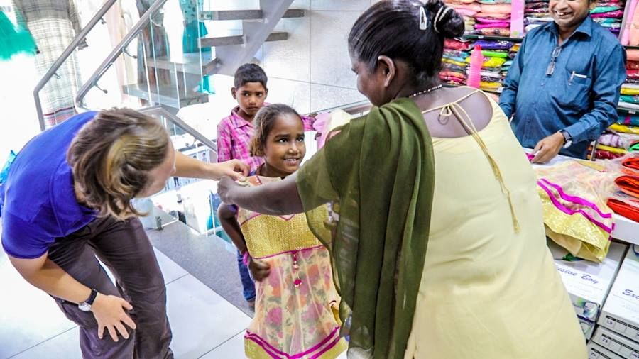 Photo of Australian Travelers Played Secret Santa to a Homeless Girl in India and Changed Her Life Forever 22/24 by Sreshti Verma