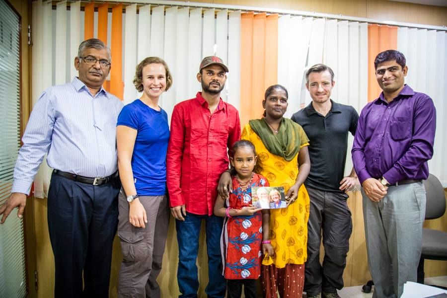 Photo of Australian Travelers Played Secret Santa to a Homeless Girl in India and Changed Her Life Forever 23/24 by Sreshti Verma