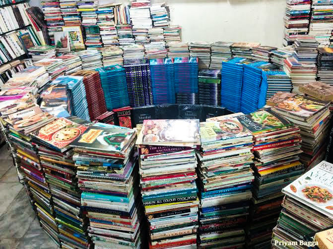 Photo of Why I Fell In Love With The Sunday Book Market At Daryaganj, Delhi, And You Will Too 4/11 by Priyam Bagga