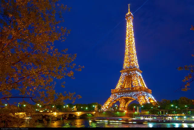 Photo of Eiffel Tower, Avenue Anatole France, Paris, France by Tripoto