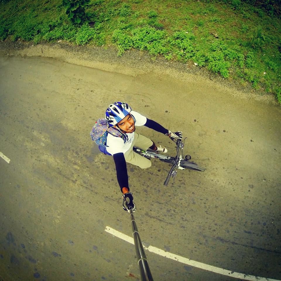 Photo of This Hitchhiker Cyclist Is Questioning The Rulebook Of The World By Traveling With No Money At All 1/5 by Disha Kapkoti