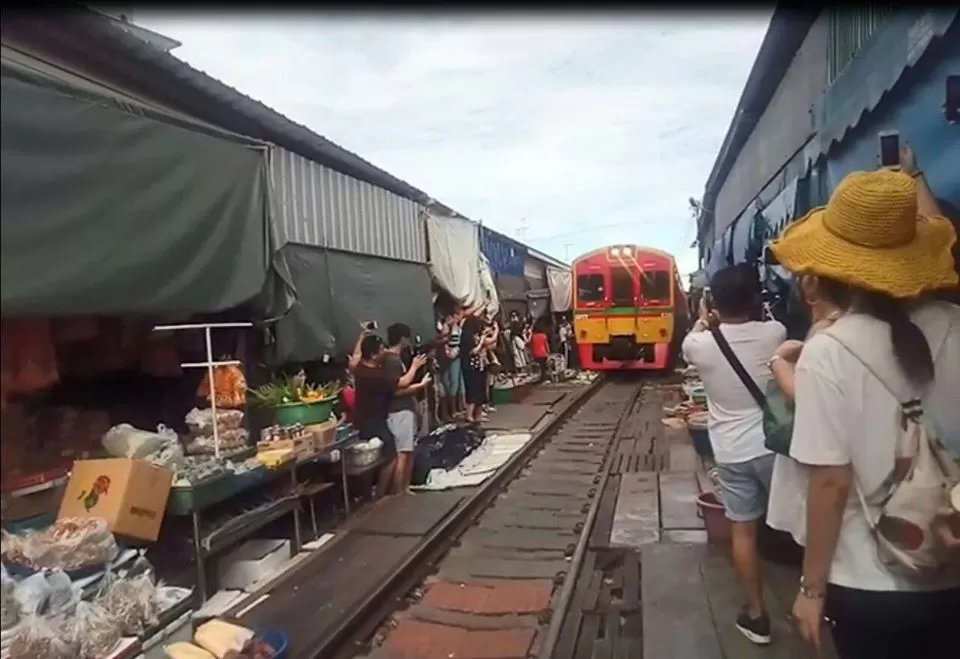 Photo of Damnoen Saduak Floating Market, Damnoen Saduak, Damnoen Saduak District, Ratchaburi, Thailand by Devansh