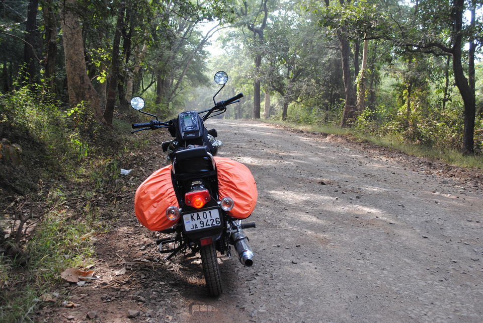 Photo of Saddle, Helmets and the road. Motorcycling to NORTH GOA! 2/2 by ᗝᑌ丅ᗪᗝᗝᖇᔕᗰᗩᑎADVENTURE
