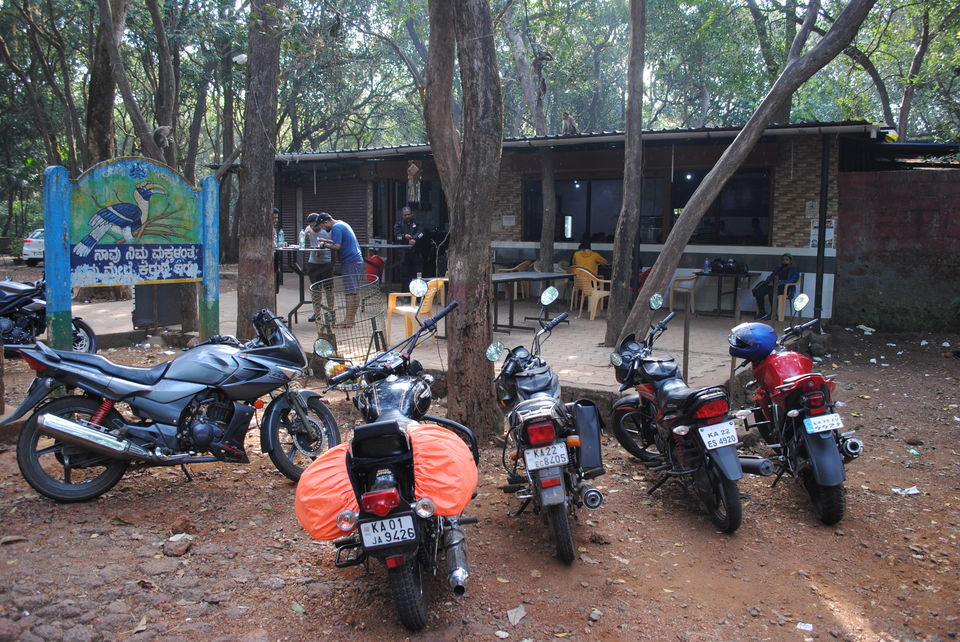 Photo of Saddle, Helmets and the road. Motorcycling to NORTH GOA! by ᗝᑌ丅ᗪᗝᗝᖇᔕᗰᗩᑎADVENTURE