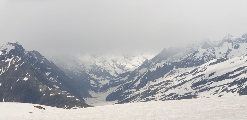 Photo of HAPPIEST GETTING LOST IN SNOW IN THIS SUMMER - HIMACHAL DIARIES - MANALI - SHIMLA QUICK GUIDE 1/1 by Pooja Lahoti Bhalika
