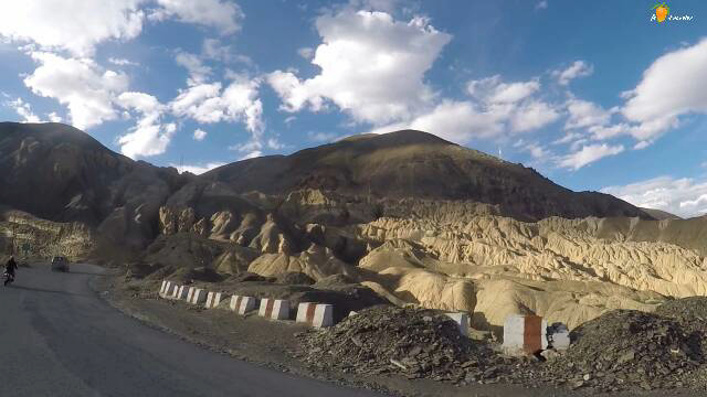 Photo of Lamayuru, Magnetic hill & Pathar Sahib Gurudwara - Ladakh road trip - Chapter 5 16/27 by A Mango Traveler