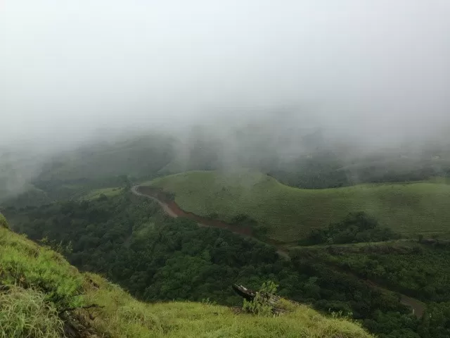 Photo of Mullayanagiri Peak, Pandaravalli, Karnataka, India by srijalism