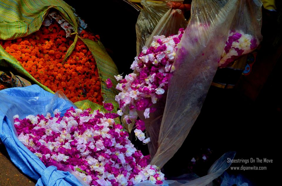 Photo of Mallik Ghat Flower Market- A Riot Of Colors Under Howrah Bridge 17/21 by Dipanwita Chakraborty