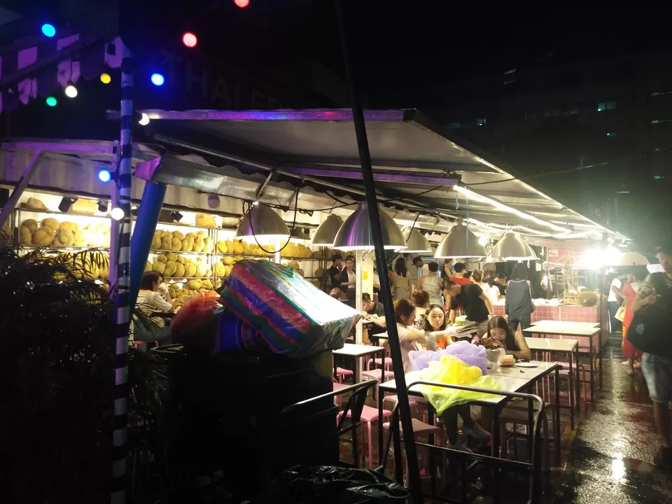 Photo of Ratchada Rot Fai Train Night Market, Ratchadaphisek Road, Din Daeng, Bangkok, Thailand by The VagabonG