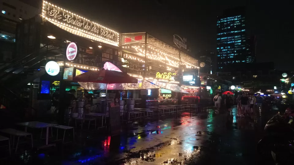 Photo of Ratchada Rot Fai Train Night Market, Ratchadaphisek Road, Din Daeng, Bangkok, Thailand by The VagabonG