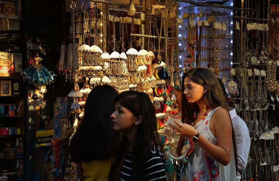Photo of You'll Get An Original BVLGARI Perfume For Just INR 1500 At This Market In Amchi Mumbai!! by Sinchita Sinha