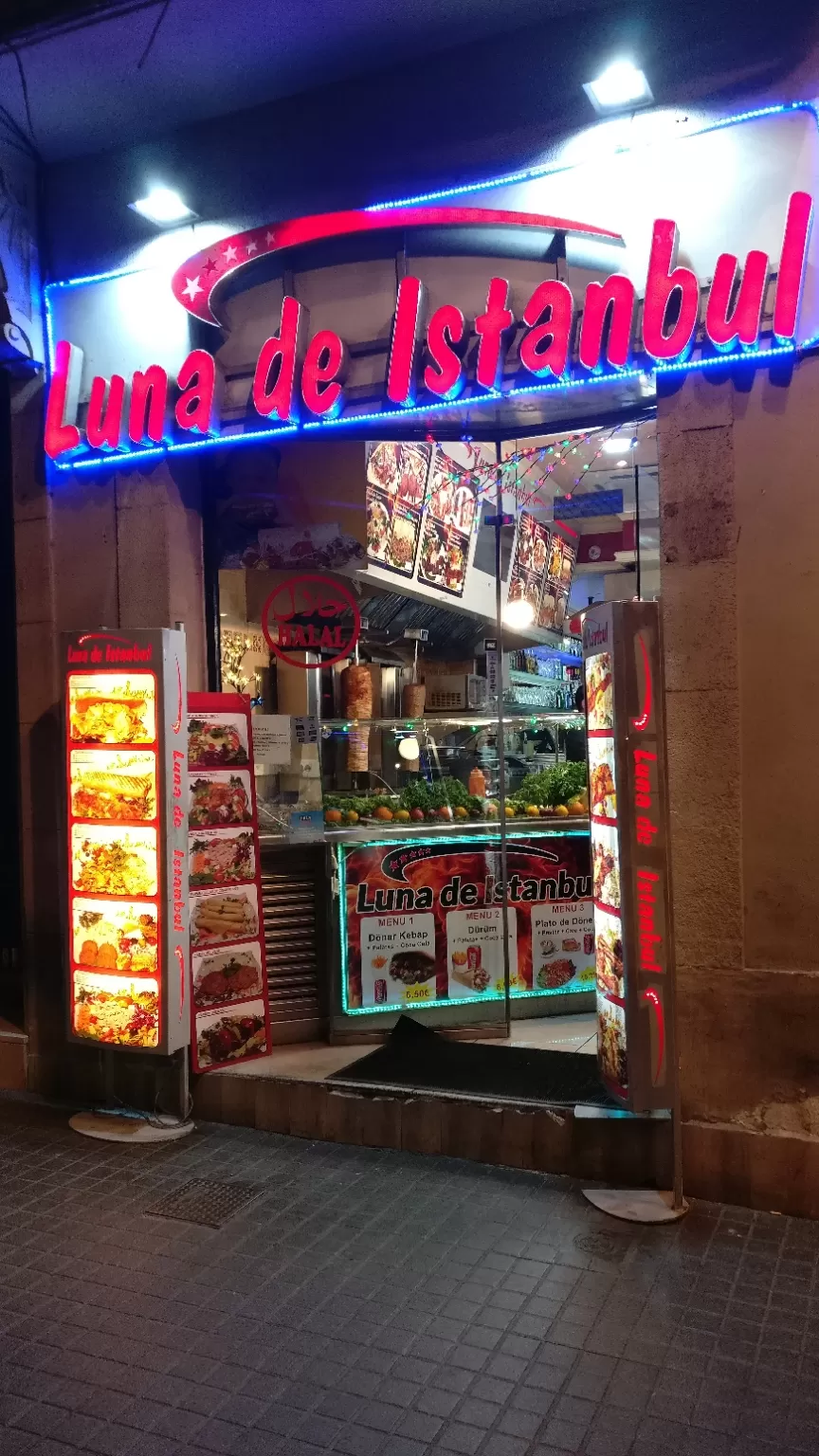 Photo of Restaurant Lluna d'Istambul, Carrer Gran de Gràcia, Barcelona, Spain by Arijit Mullick