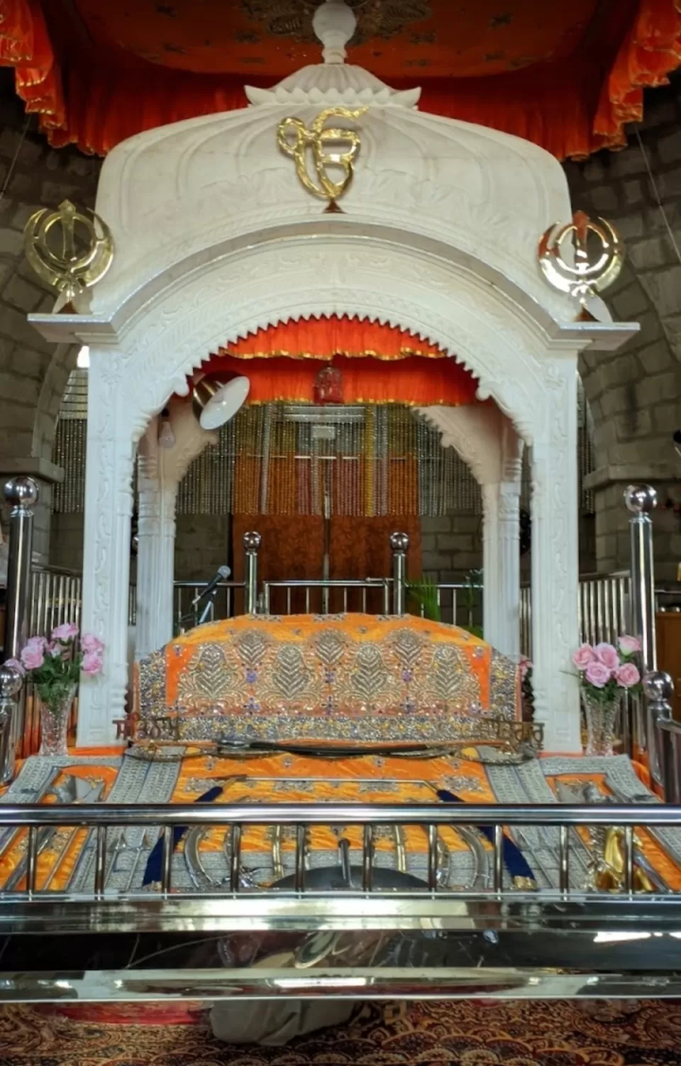 Photo of हिमाचल की पहाड़ियों में खूबसूरत झील के इधर उधर बसा रिवालसर by Rajwinder Kaur