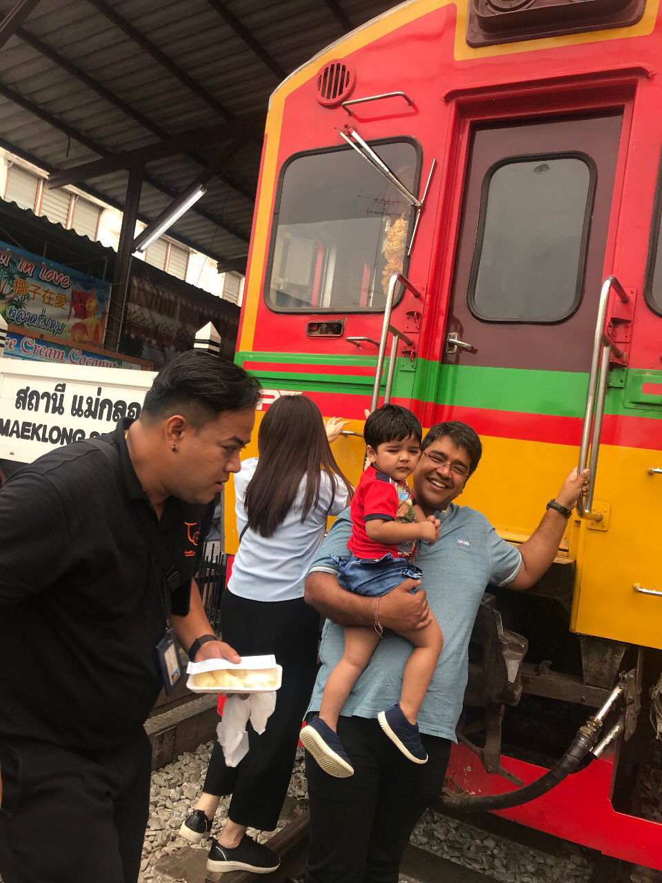 Photo of Mae Klong Railway Market, Mae Klong, Mueang Samut Songkhram District, Samut Songkhram, Thailand by Himanshu Garg