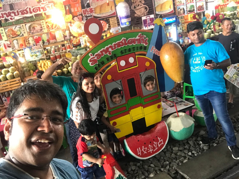 Photo of Mae Klong Railway Market, Mae Klong, Mueang Samut Songkhram District, Samut Songkhram, Thailand by Himanshu Garg