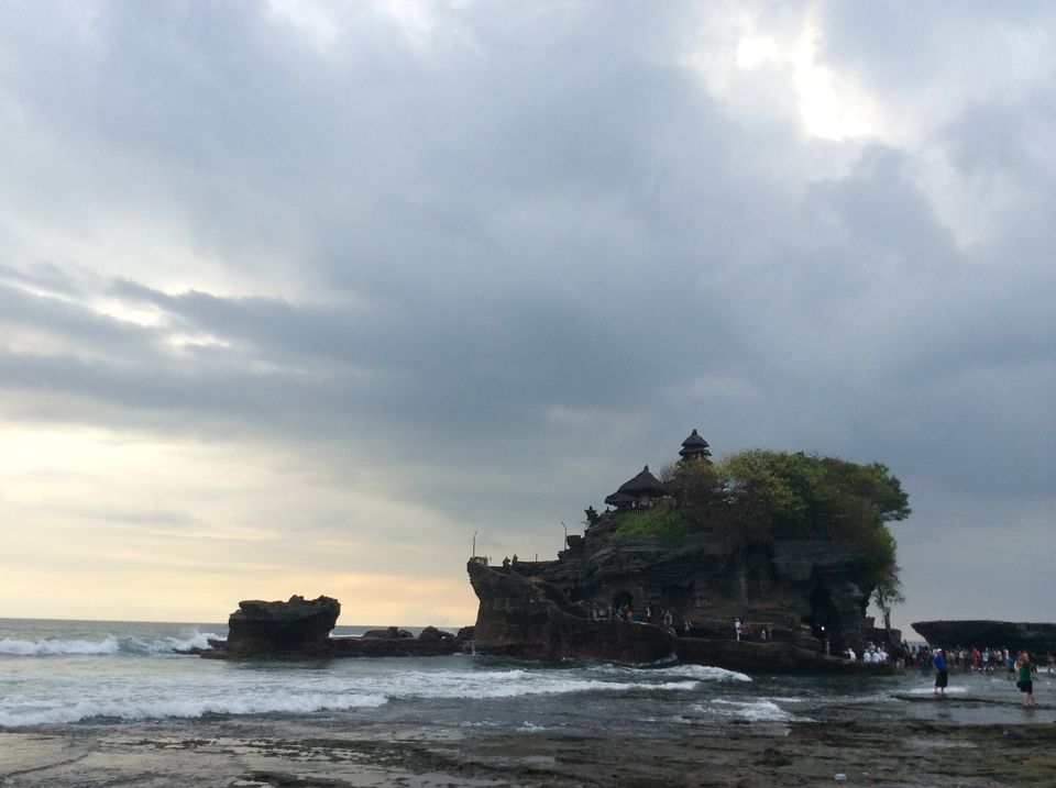 Photo of Tanah Lot Temple, Tabanan, Indonesia by Chasing Sunsets
