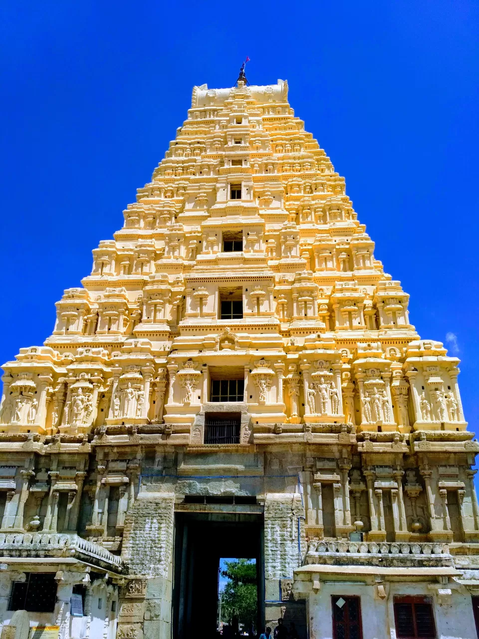 Photo of Virupaksha Temple East Gopura, Hampi, Karnataka, India by Travel Engineer