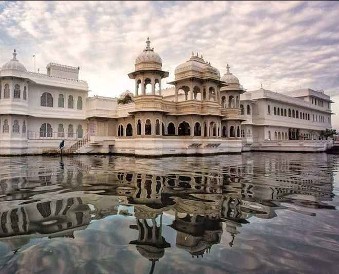 Photo of भारत के सबसे अनोखे होटल्स में से एक उदयपुर के इस जल महल के बारे में जानें by Pooja Tomar Kshatrani