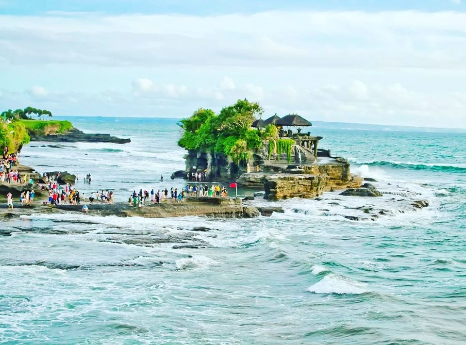 Photo of Tanah Lot Temple, Jalan Tanah Lot, Beraban, Tabanan Regency, Bali, Indonesia by loseyourselfvlog