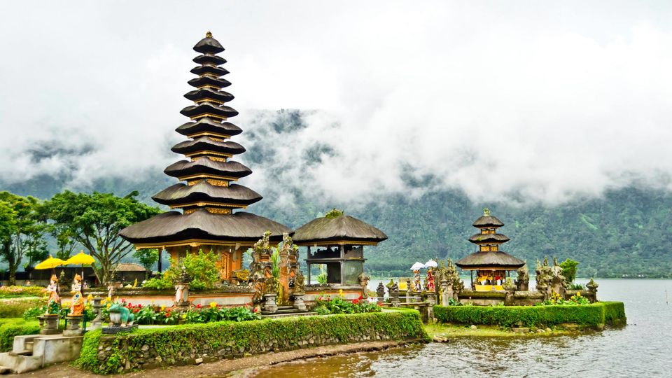 Photo of Ulun Danu Beratan Temple, Danau Beratan, Candikuning, Tabanan Regency, Bali, Indonesia by loseyourselfvlog