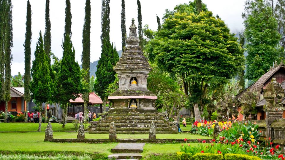 Photo of Ulun Danu Beratan Temple, Danau Beratan, Candikuning, Tabanan Regency, Bali, Indonesia by loseyourselfvlog