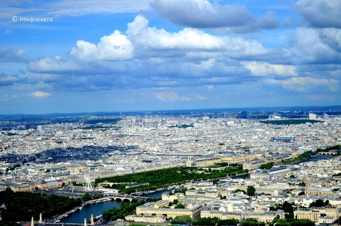 Photo of Eiffel Tower, Avenue Anatole France, Paris, France by Indu Wary