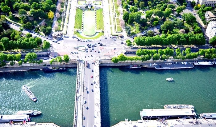 Photo of Eiffel Tower, Avenue Anatole France, Paris, France by Indu Wary
