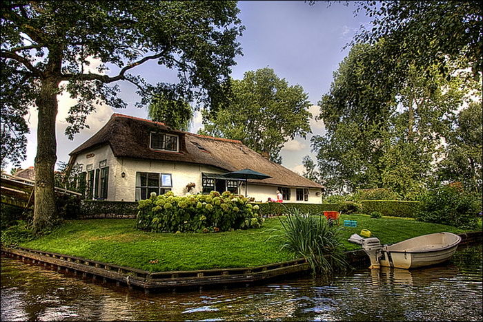 Photo of Villagers In This Gorgeous Dutch Village Without Roads Are Living Your Dream Life 2/8 by Gunjan Upreti