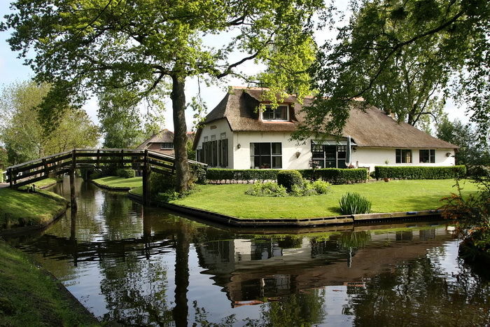 Photo of Villagers In This Gorgeous Dutch Village Without Roads Are Living Your Dream Life 3/8 by Gunjan Upreti