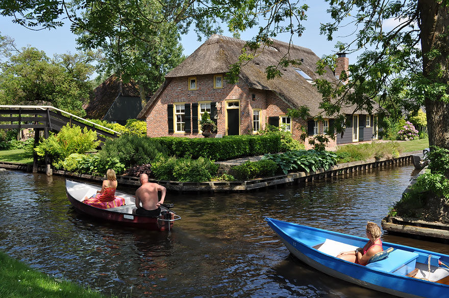 Photo of Villagers In This Gorgeous Dutch Village Without Roads Are Living Your Dream Life 4/8 by Gunjan Upreti