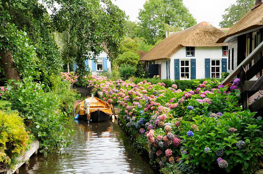 Photo of Villagers In This Gorgeous Dutch Village Without Roads Are Living Your Dream Life 6/8 by Gunjan Upreti