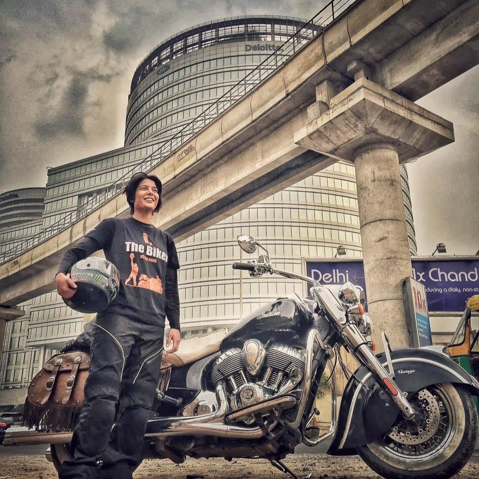 Photo of This Woman Is Travelling Around India And Smashing Through Gender Barriers On A Hundred Motorbikes 3/6 by Gunjan Upreti