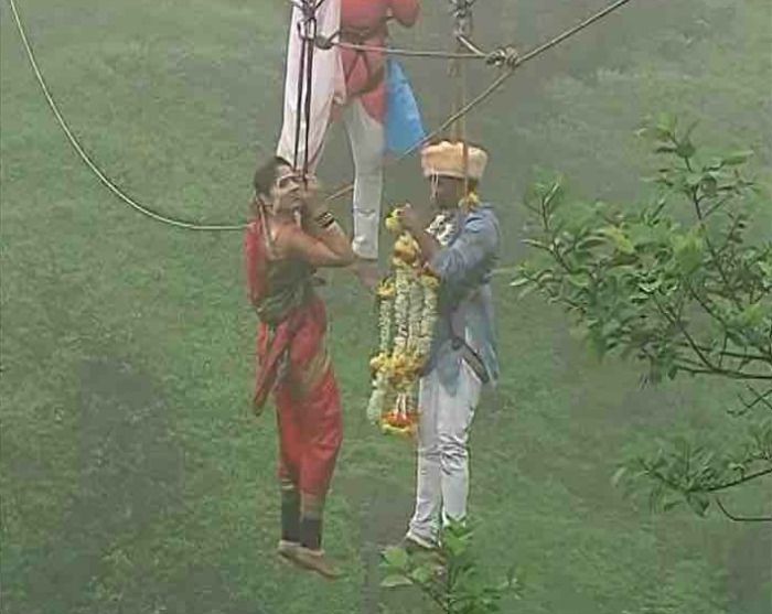 Photo of Married at 295 Ft: Love For Adventure Took This Couple To Insane Heights 1/3 by Gunjan Upreti