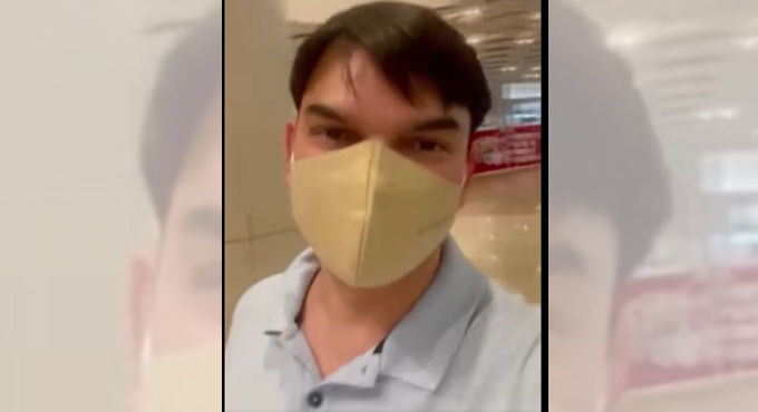 Photo of This Man Flew Alone From Mumbai To Dubai By Paying Only ₹18,000 1/2 by Gunjan Upreti