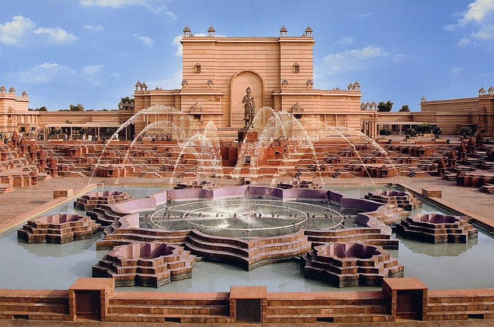 Photo of Beautiful Akshardham Mandir (Temple) In Delhi: Timings, Prices, History 1/7 by Mayank Pandeyz (with floating shoes)