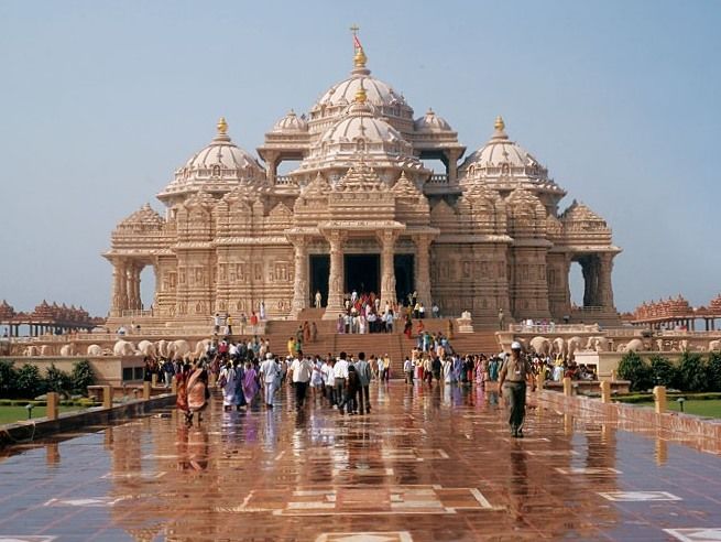Photo of Beautiful Akshardham Mandir (Temple) In Delhi: Timings, Prices, History 2/7 by Mayank Pandeyz (with floating shoes)