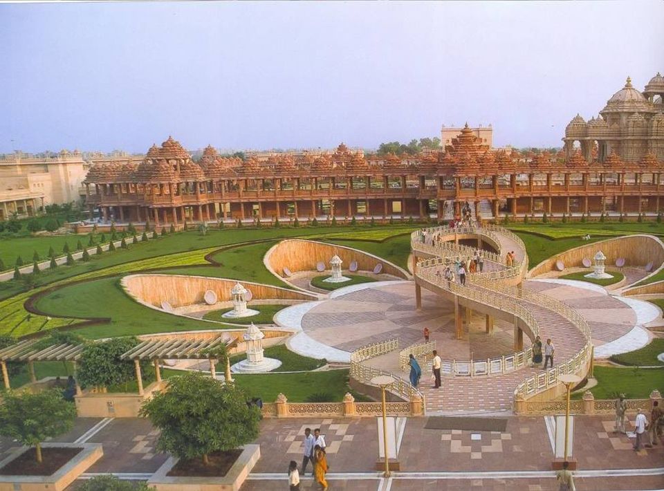 Photo of Beautiful Akshardham Mandir (Temple) In Delhi: Timings, Prices, History 6/7 by Mayank Pandeyz (with floating shoes)